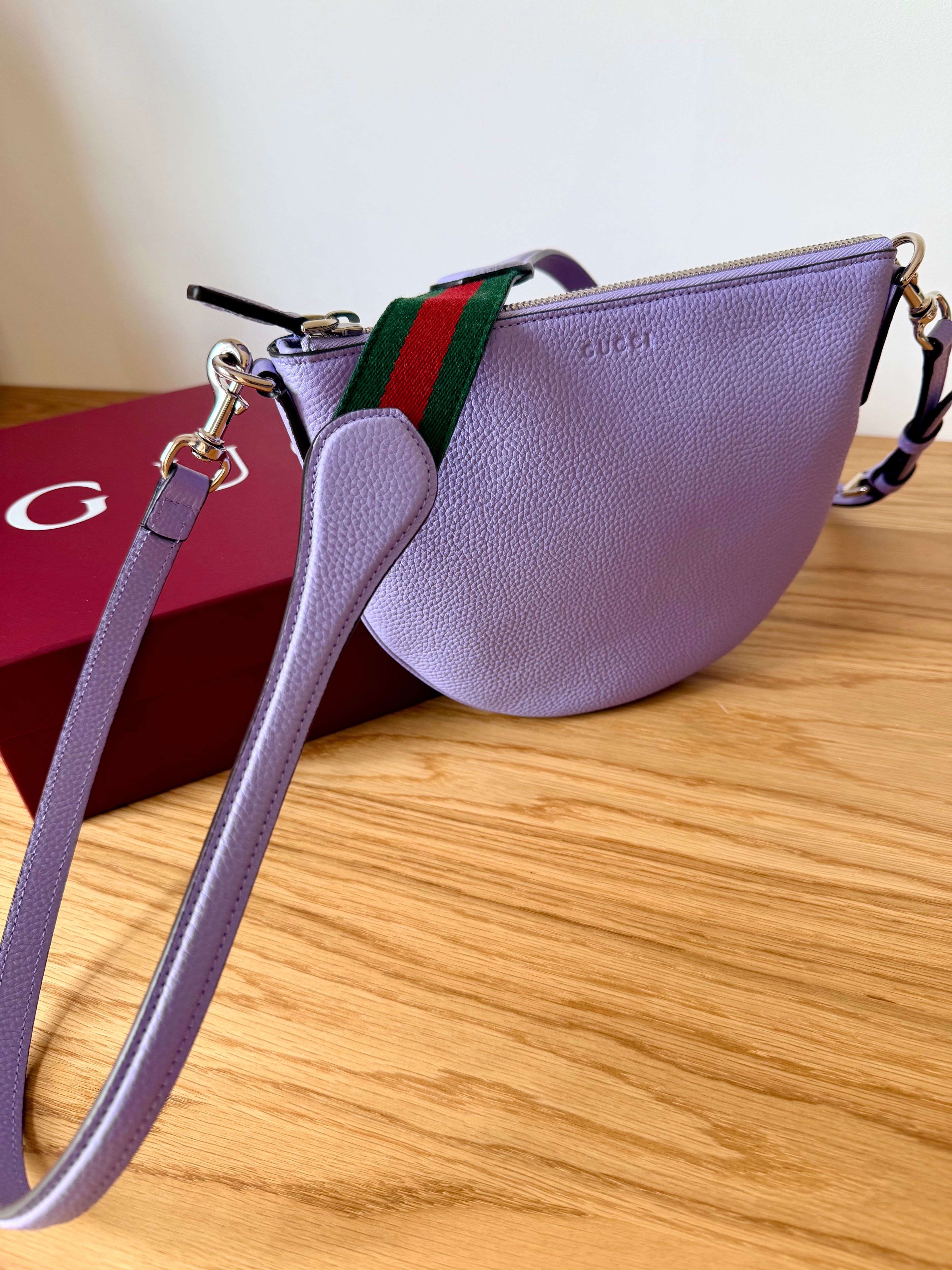 Sac Gucci bandoulière demi-lune cuir lavande