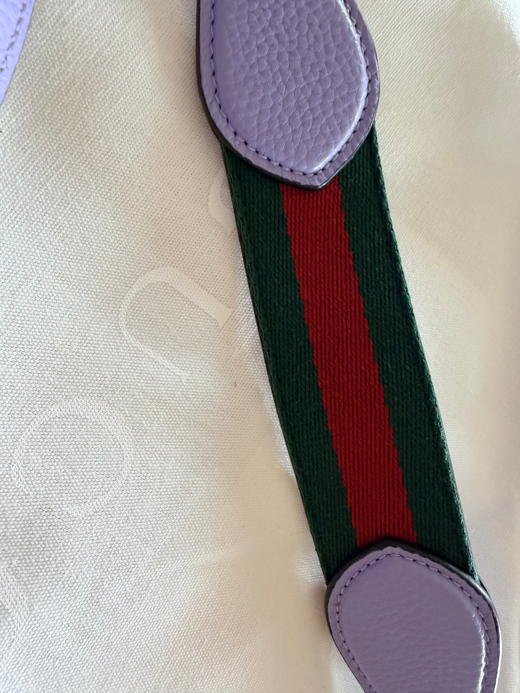 Sac Gucci bandoulière demi-lune cuir lavande