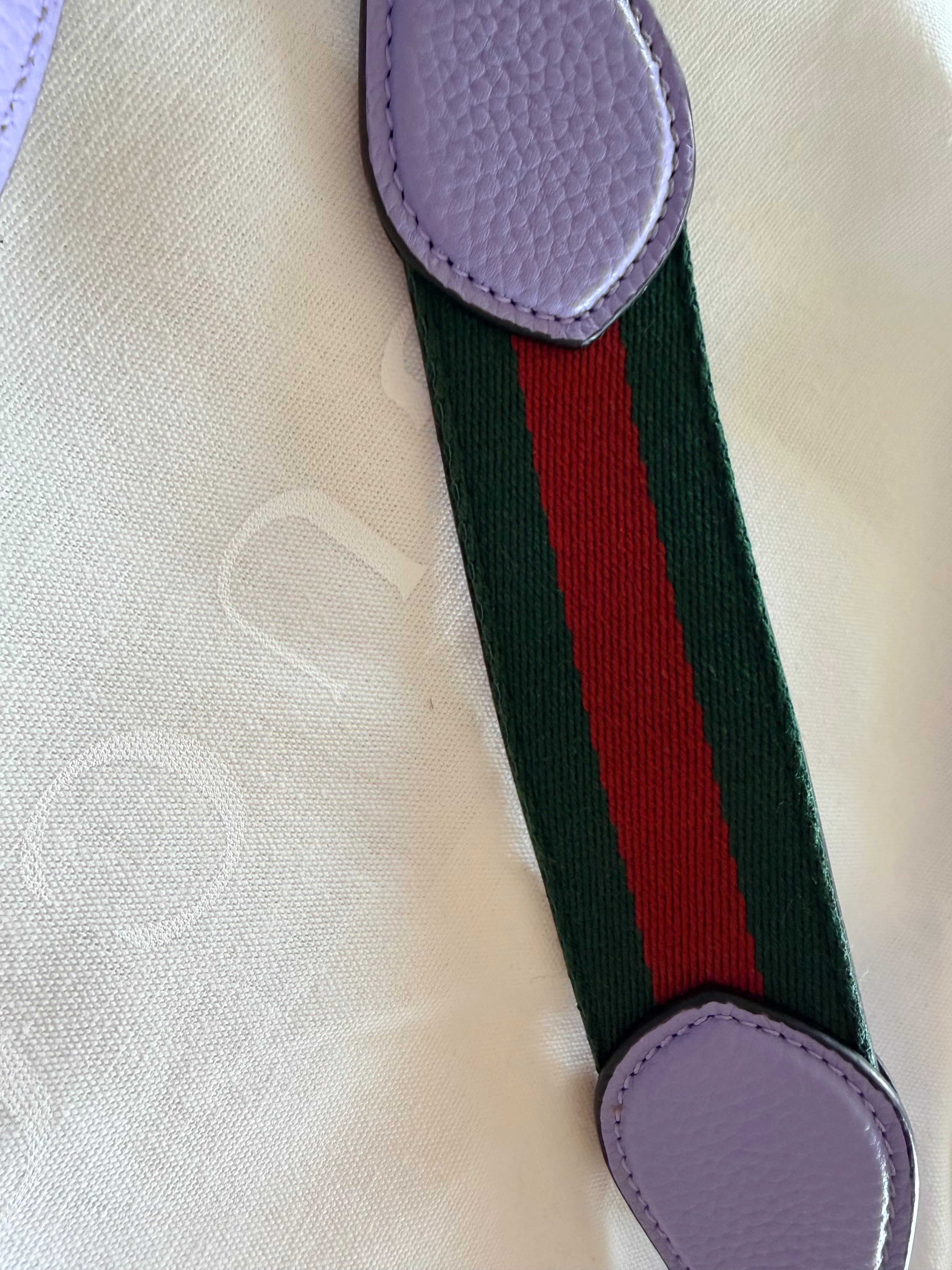 Sac Gucci bandoulière demi-lune cuir lavande