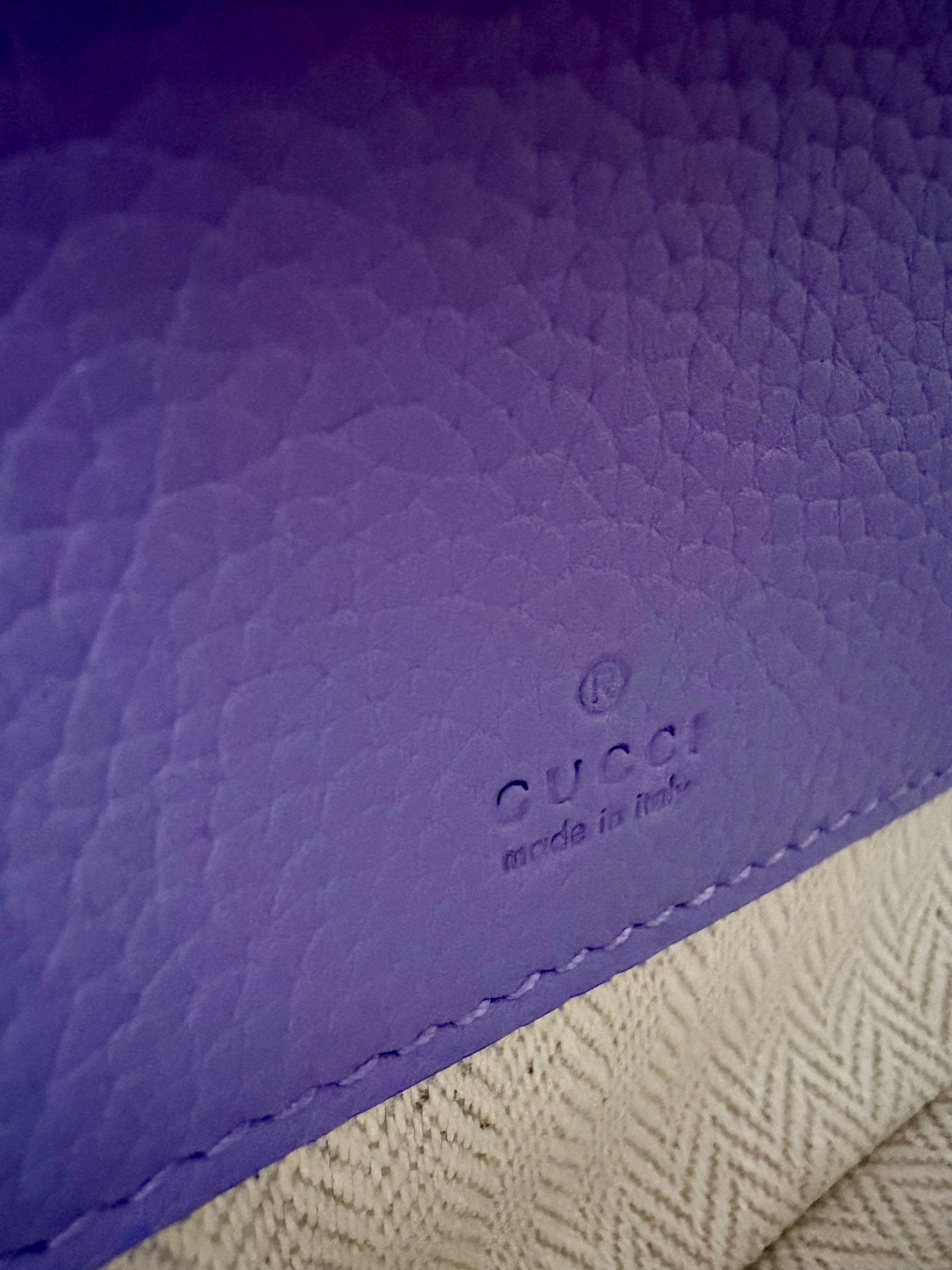 Sac Gucci bandoulière demi-lune cuir lavande