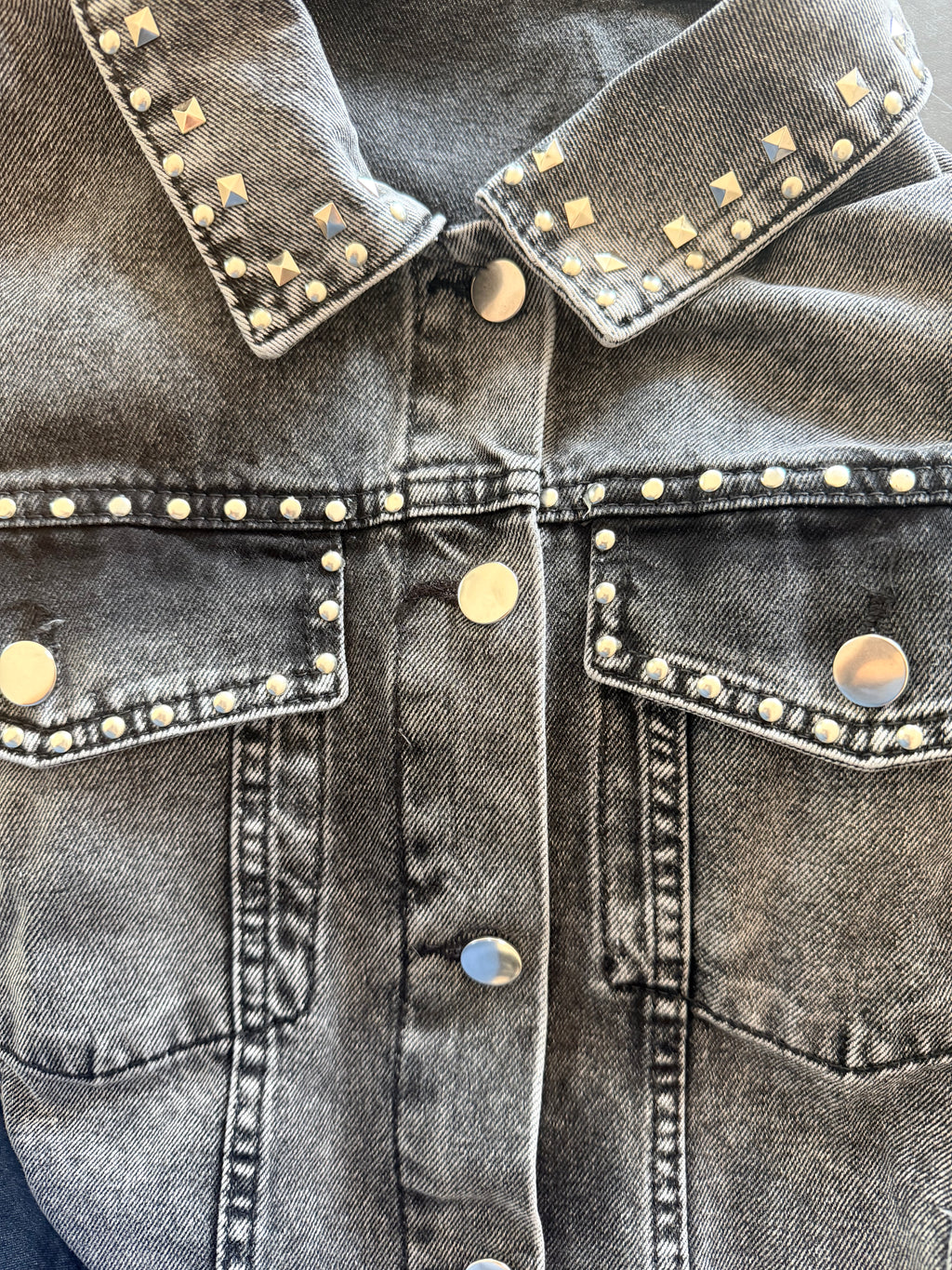 Blouson en Jean Gris à Clous