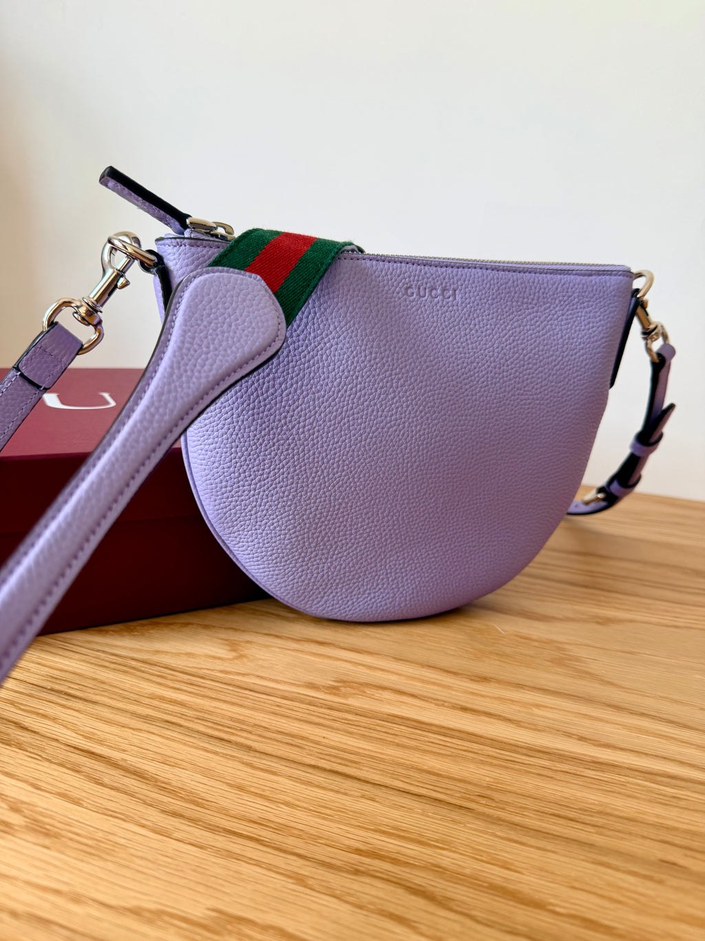 Sac Gucci bandoulière demi-lune cuir lavande