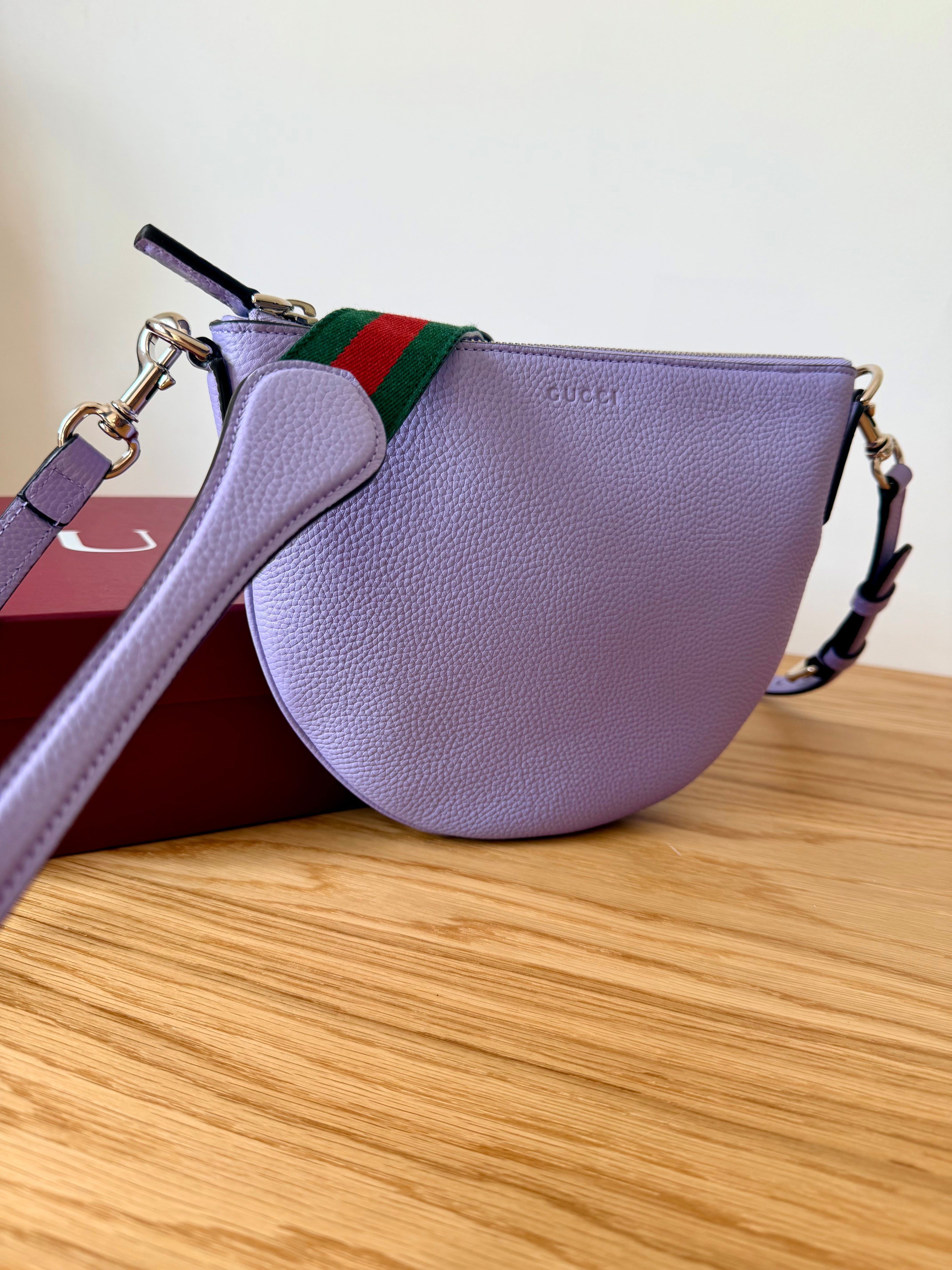 Sac Gucci bandoulière demi-lune cuir lavande