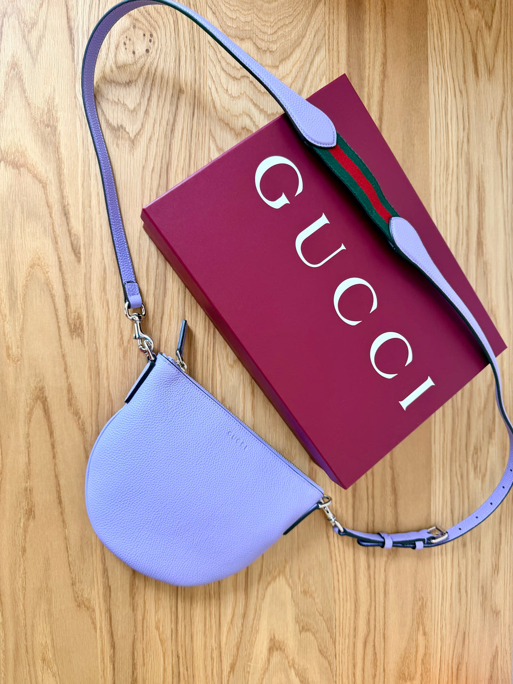 Sac Gucci bandoulière demi-lune cuir lavande