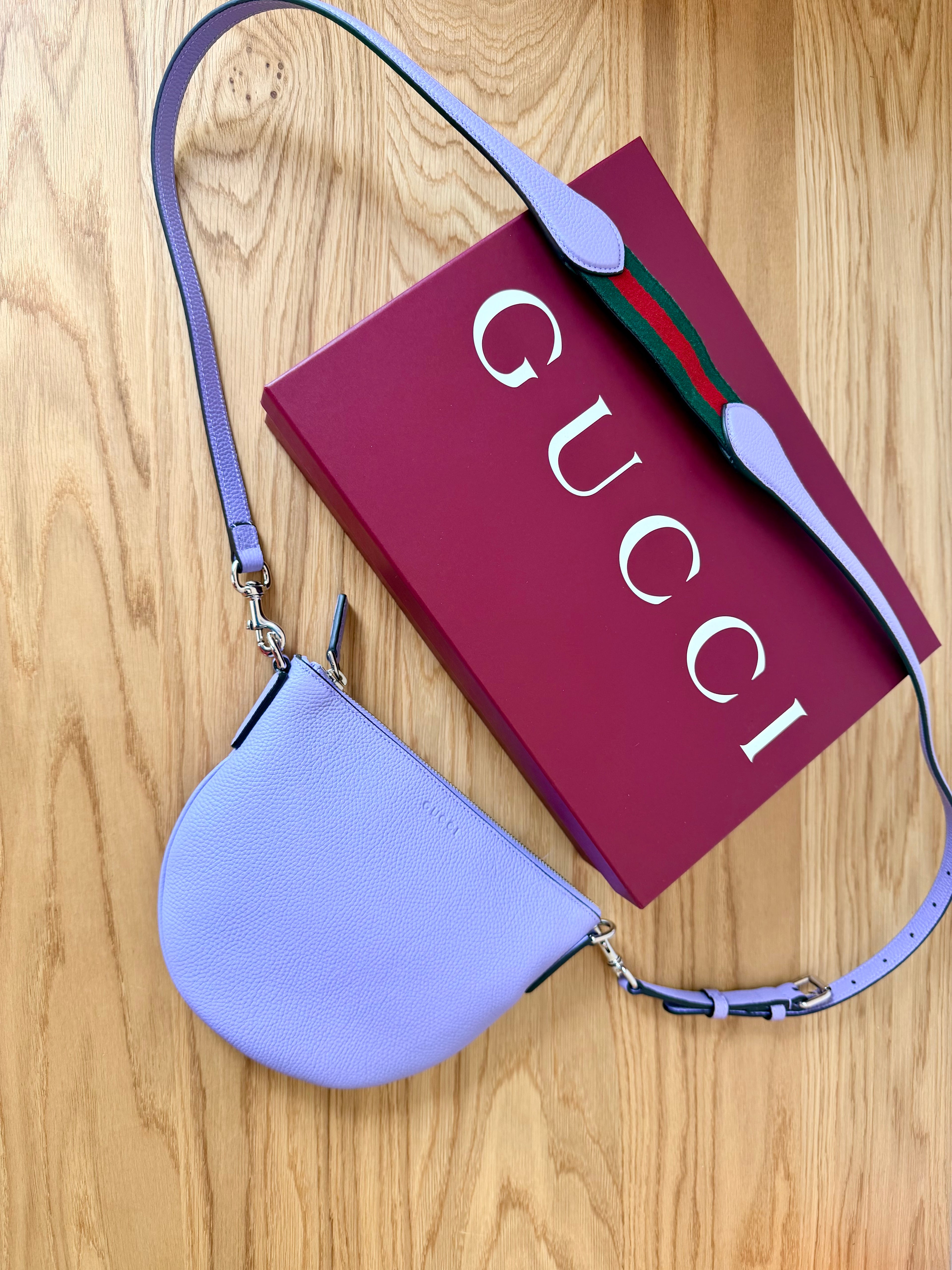 Sac Gucci bandoulière demi-lune cuir lavande