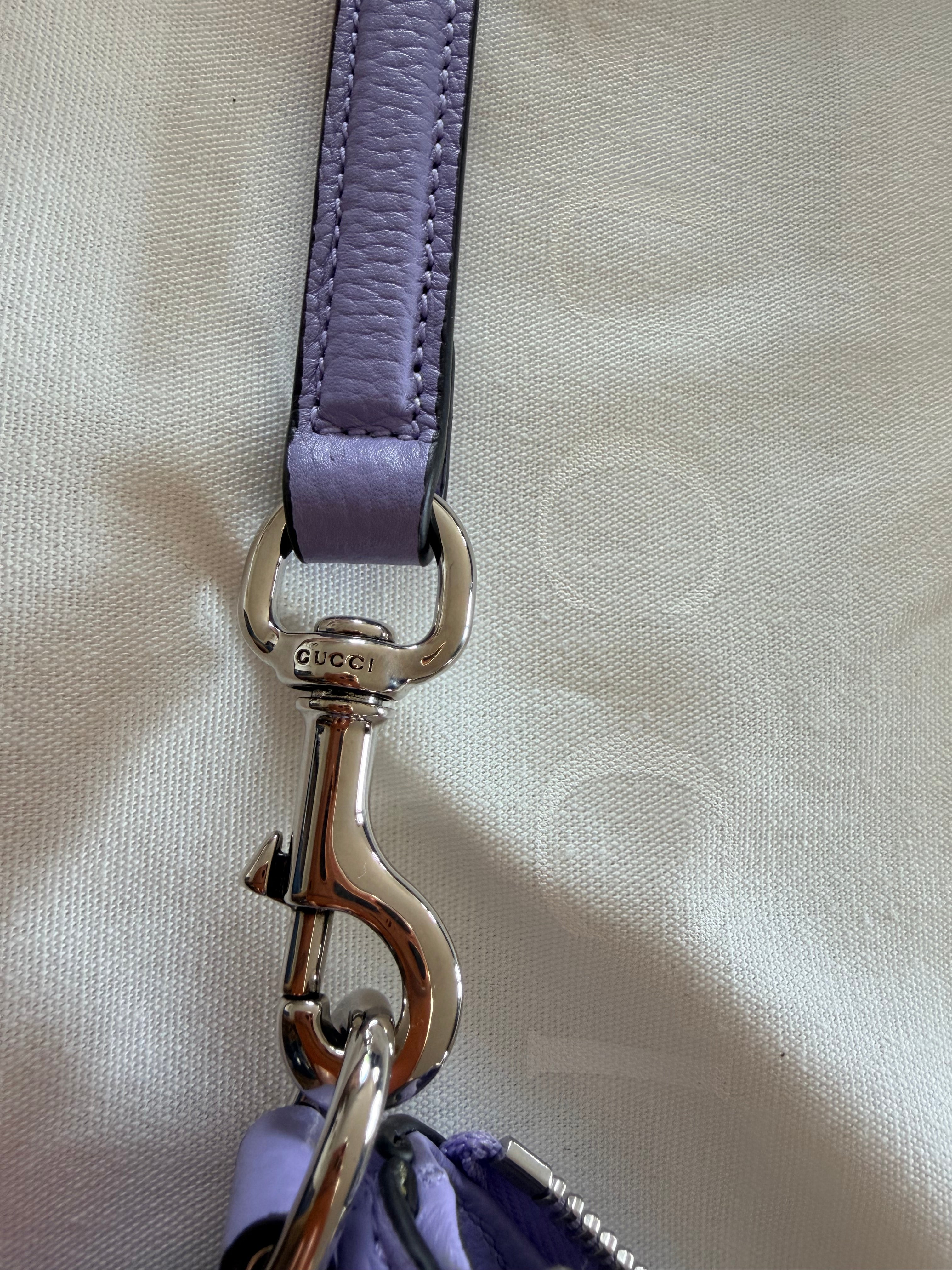 Sac Gucci bandoulière demi-lune cuir lavande