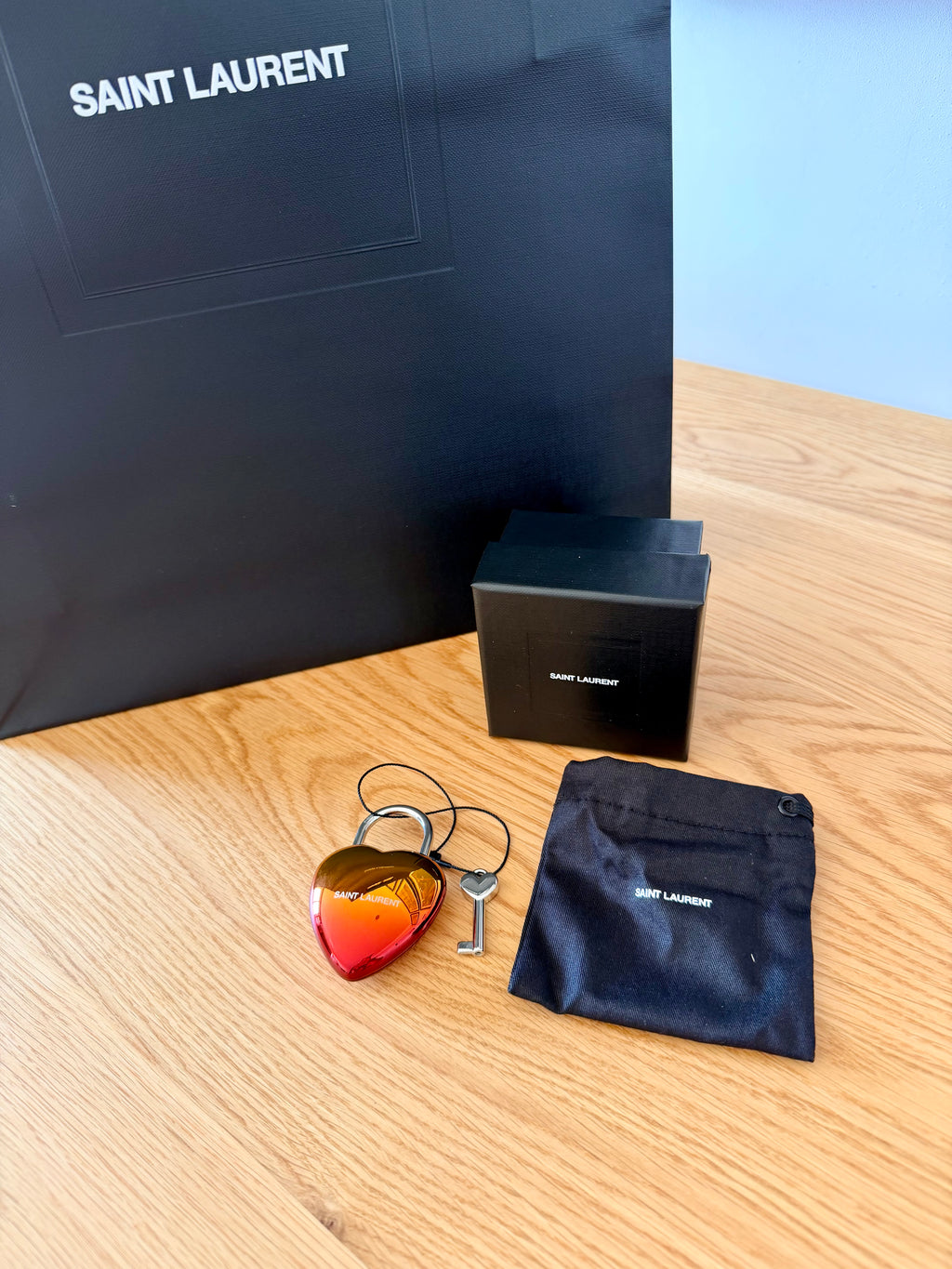 Bijoux de sac en forme de cœur estampillé Saint Laurent