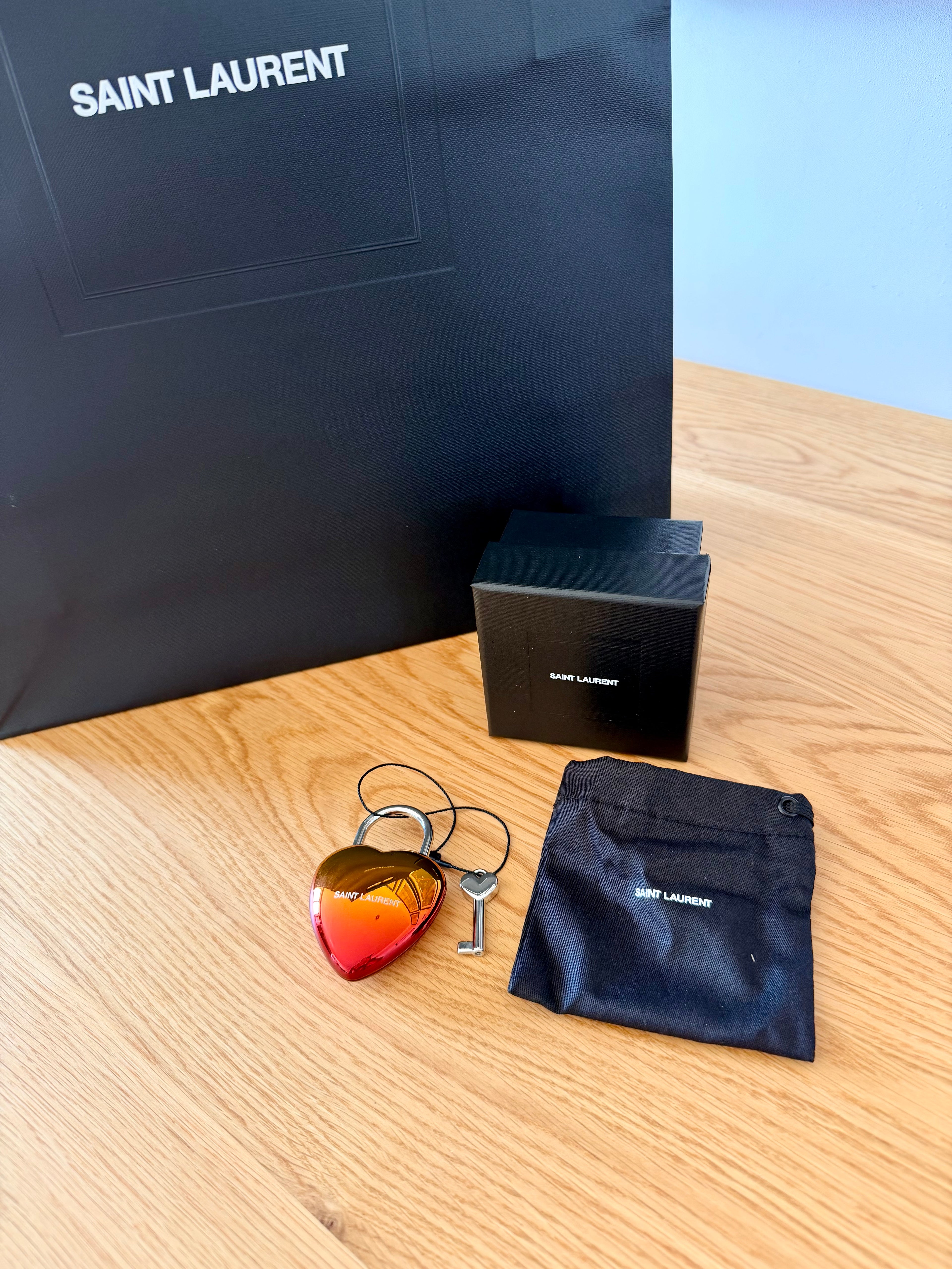 Bijoux de sac en forme de cœur estampillé Saint Laurent