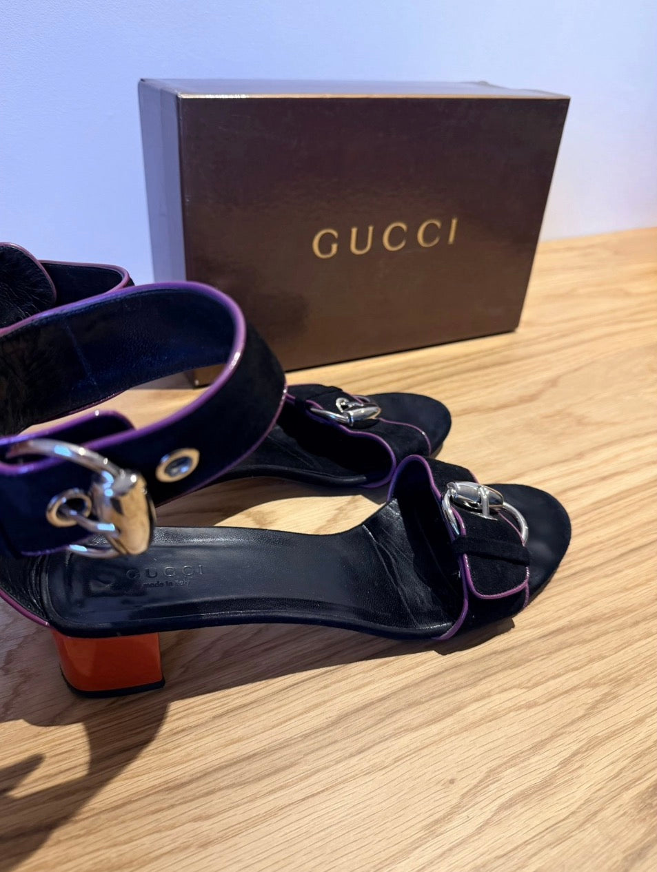 Sandales Gucci en daim noir avec finitions violettes