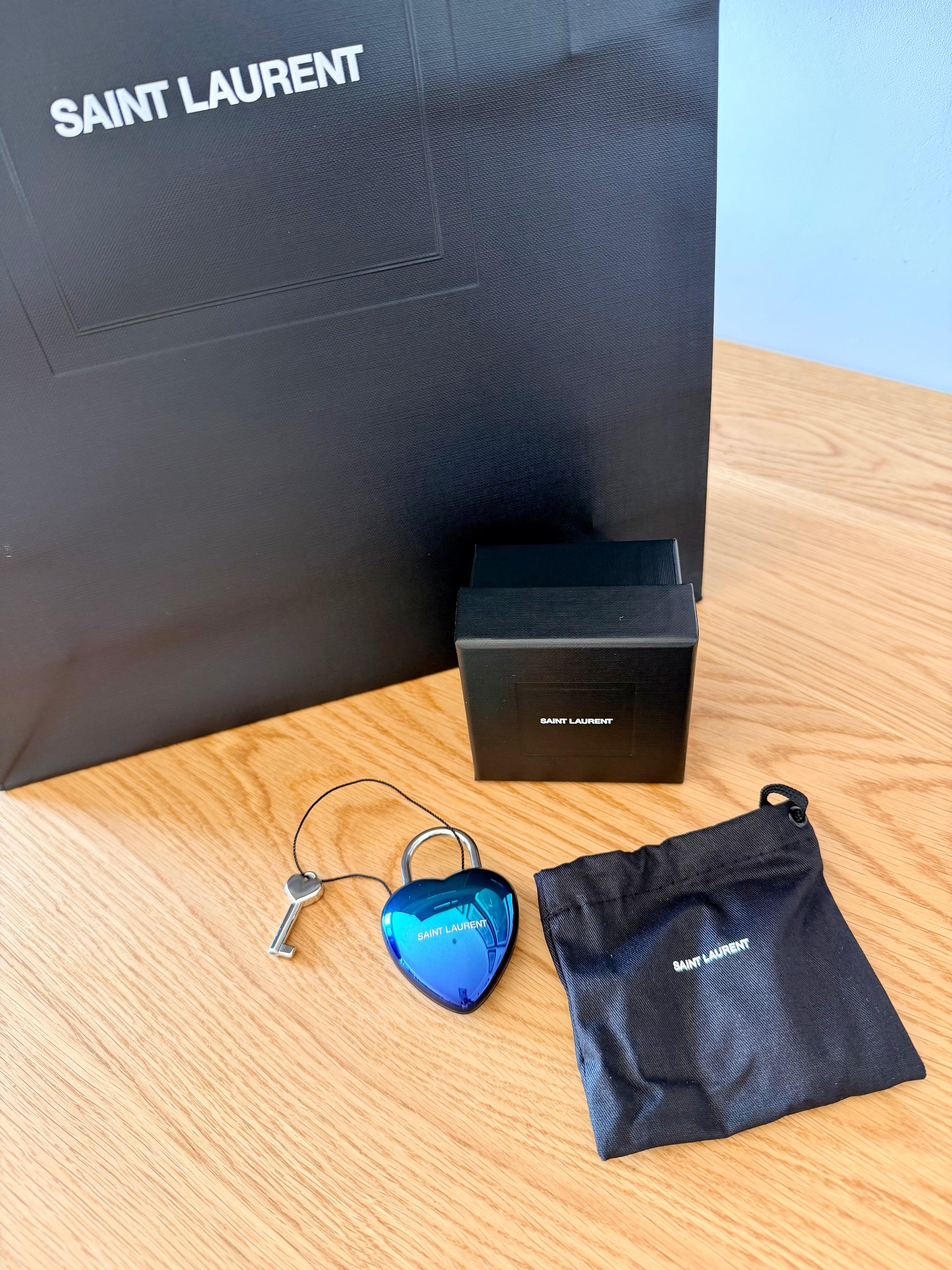 Bijoux de sac en forme de cœur estampillé Saint Laurent