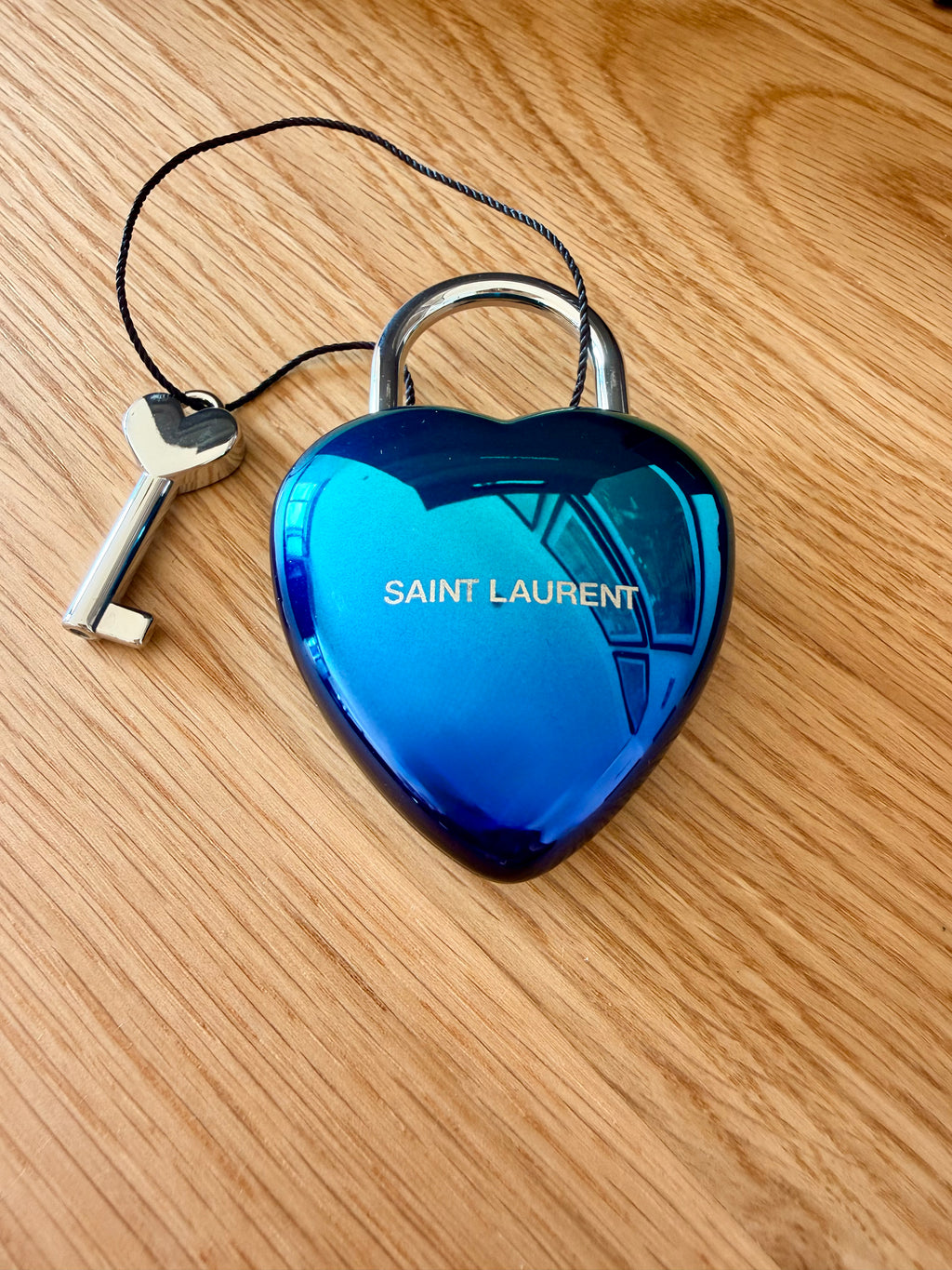 Bijoux de sac en forme de cœur estampillé Saint Laurent