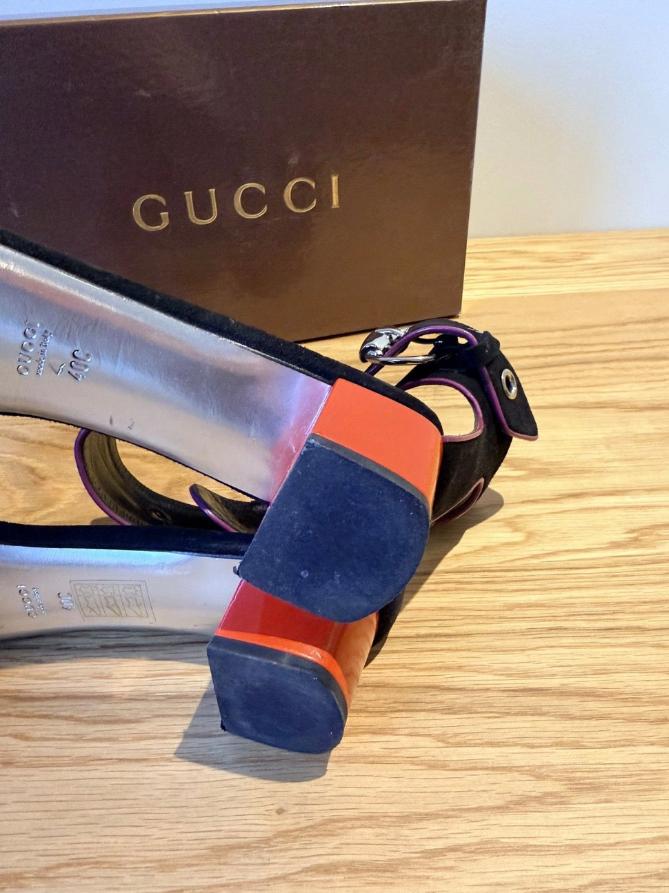 Sandales Gucci en daim noir avec finitions violettes