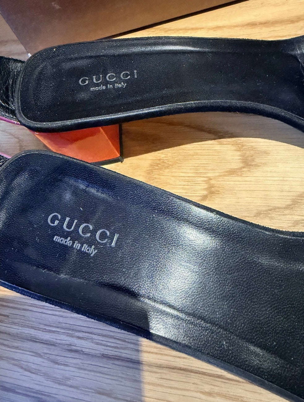 Sandales Gucci en daim noir avec finitions violettes